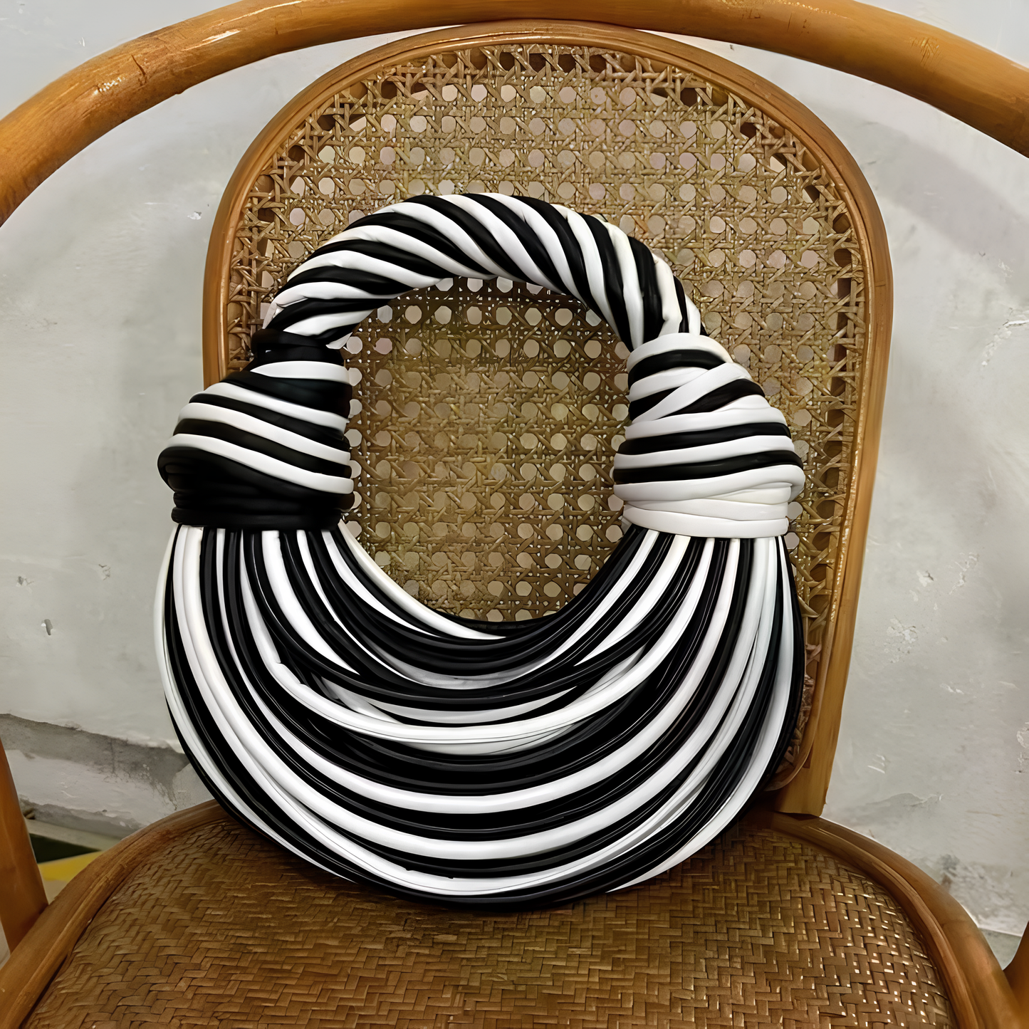 Le Sac à Main Sculptural – Élégance et Originalité