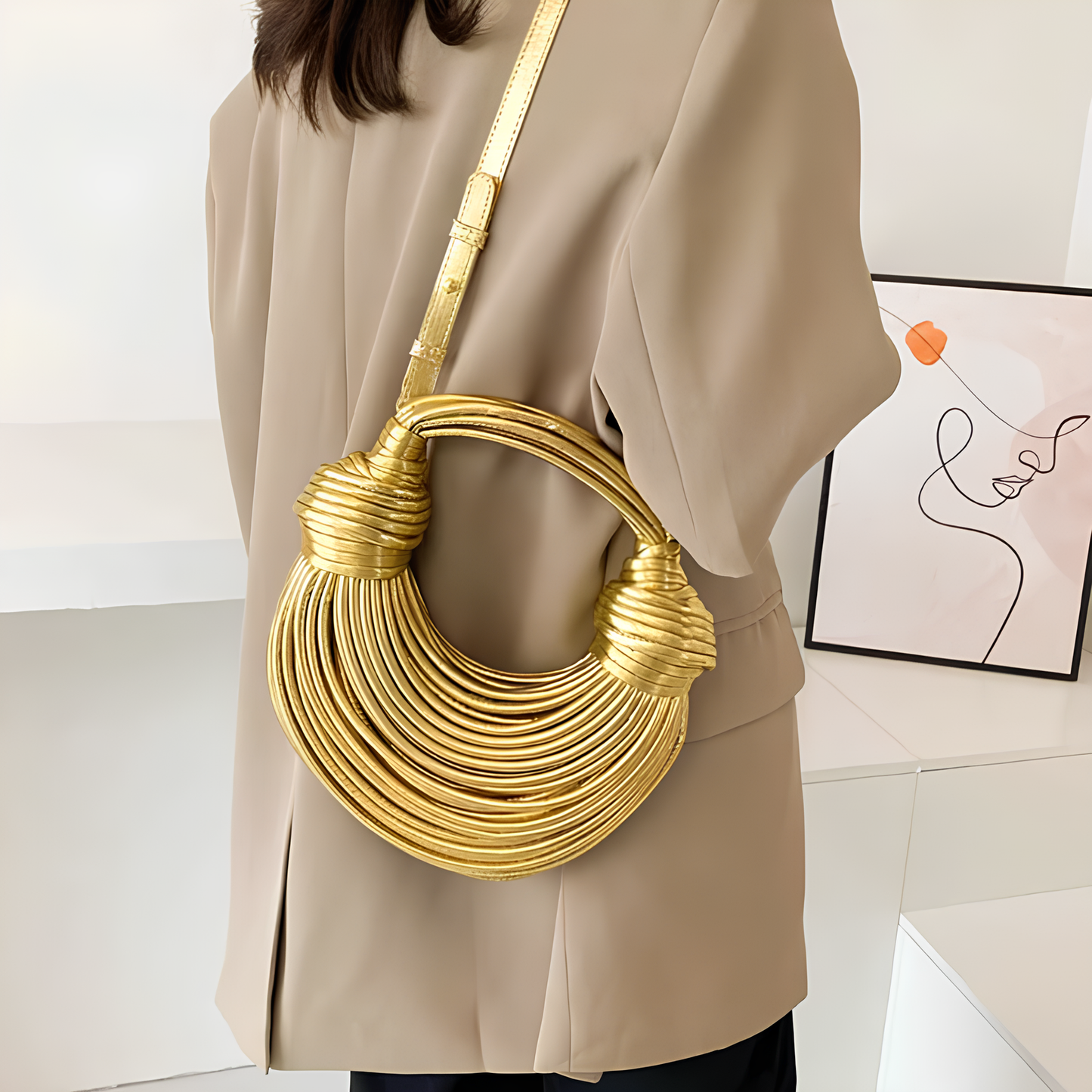 Le Sac à Main Sculptural – Élégance et Originalité