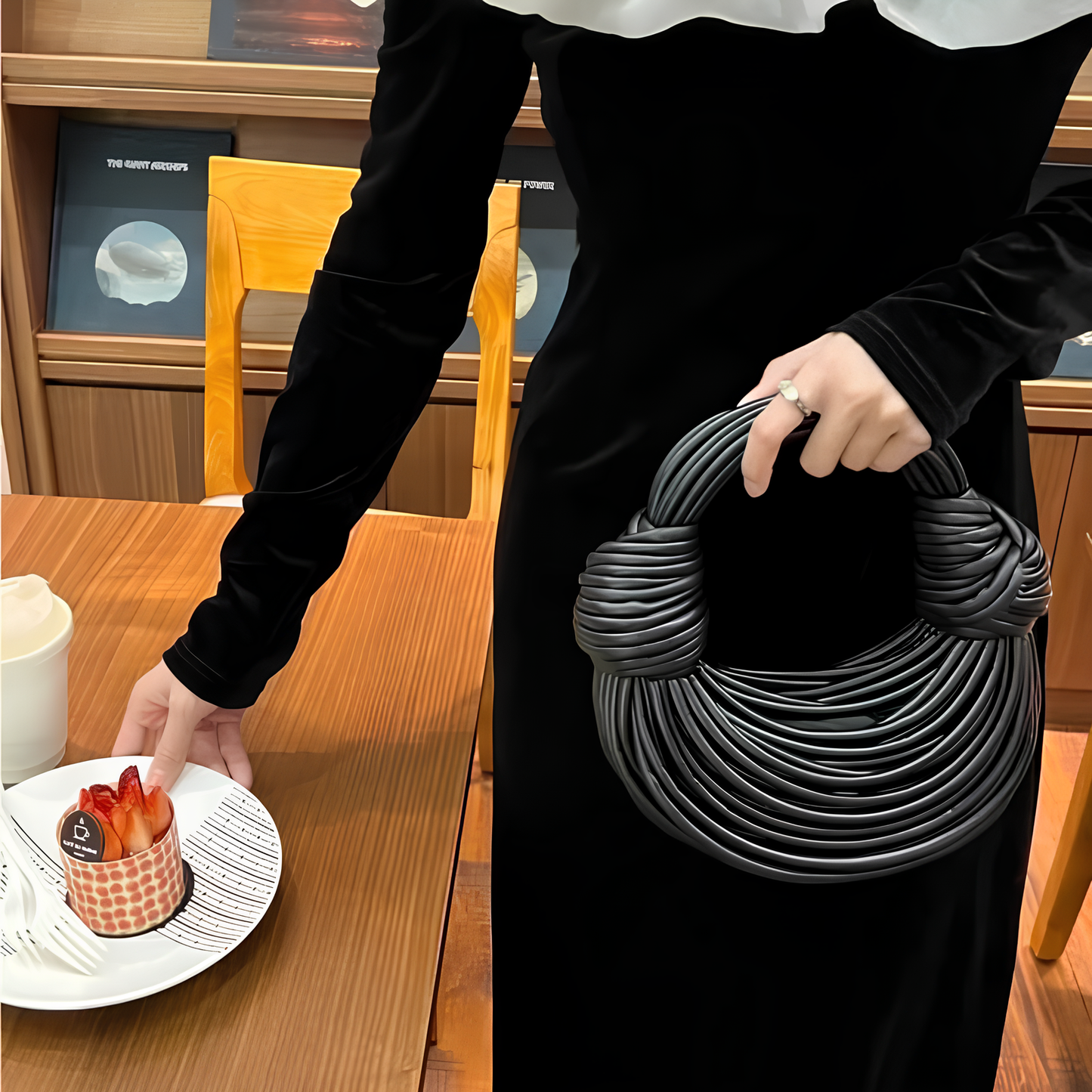 Le Sac à Main Sculptural – Élégance et Originalité